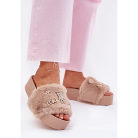 Damenflip Flops auf der Plattform mit Pelz und goldenen Stiften Beige 2