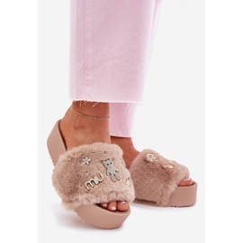 Damenflip Flops auf der Plattform mit Pelz und goldenen Stiften Beige 1
