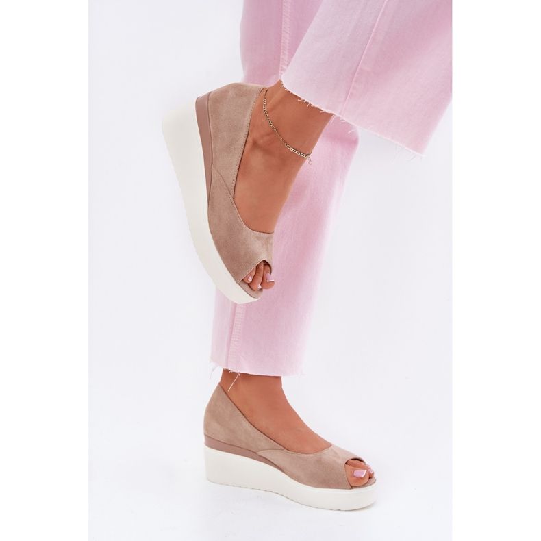 Frauensandalen für einen Keil mit Öko -Wildleder Beige 2