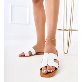 Weiße Klappen auf einer flachen Sohle mit Pressen 2