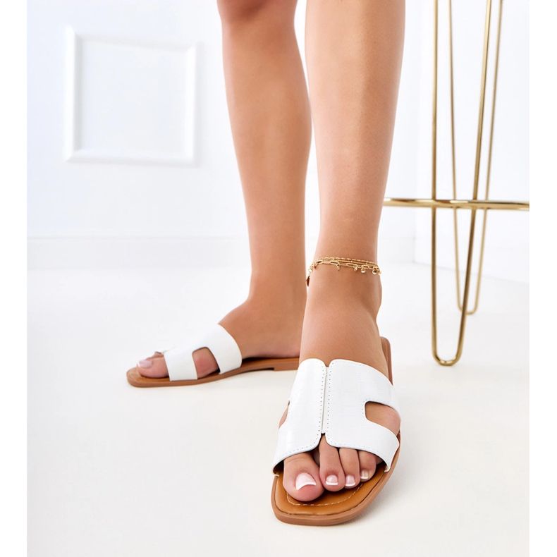 Weiße Klappen auf einer flachen Sohle mit Pressen 2