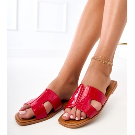 Rote Flip -Flops auf einer flachen Sohle mit Pressen 2