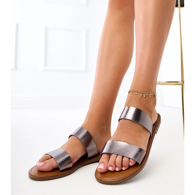 Pantoffeln für graue Frauen mit Streifen 1