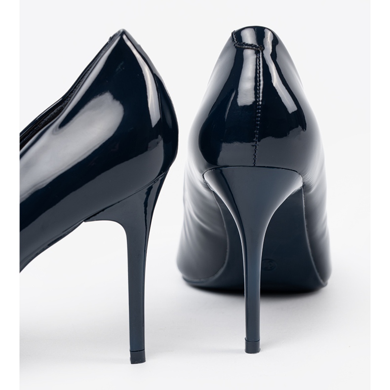 Marineblau gepflückte Pumpen auf einer High Heel 2