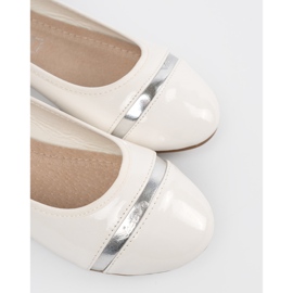 Shelvt Weiße Ballerinas mit Silberdekoration 1