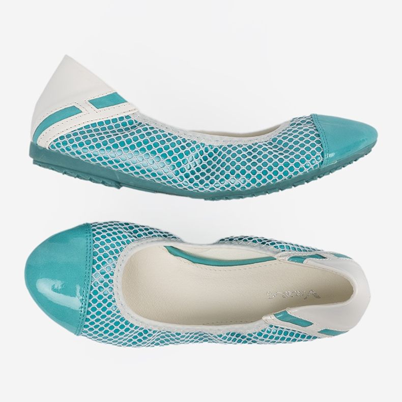 Blaue Ballerinas mit einem weißen Sieb 1