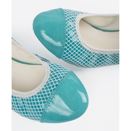 Blaue Ballerinas mit einem weißen Sieb 2