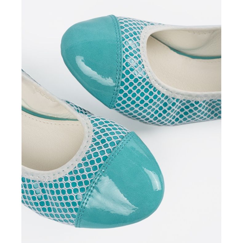 Blaue Ballerinas mit einem weißen Sieb 2