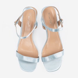 Blaue Sandalen an einem Pfosten 1