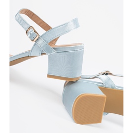 Blaue Sandalen an einem Pfosten 2