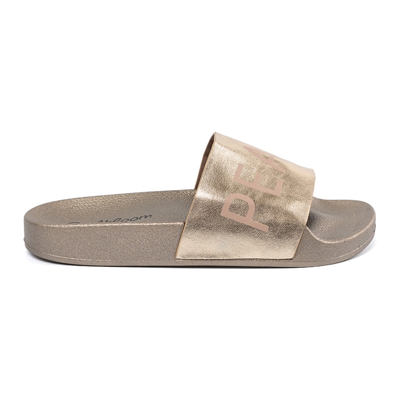 Shelvt Golden Flat Flip Flops mit einer Inschrift 2