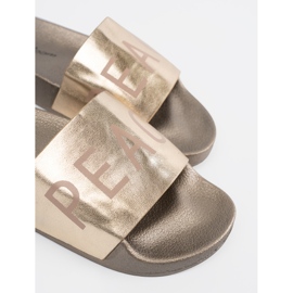 Shelvt Golden Flat Flip Flops mit einer Inschrift 1