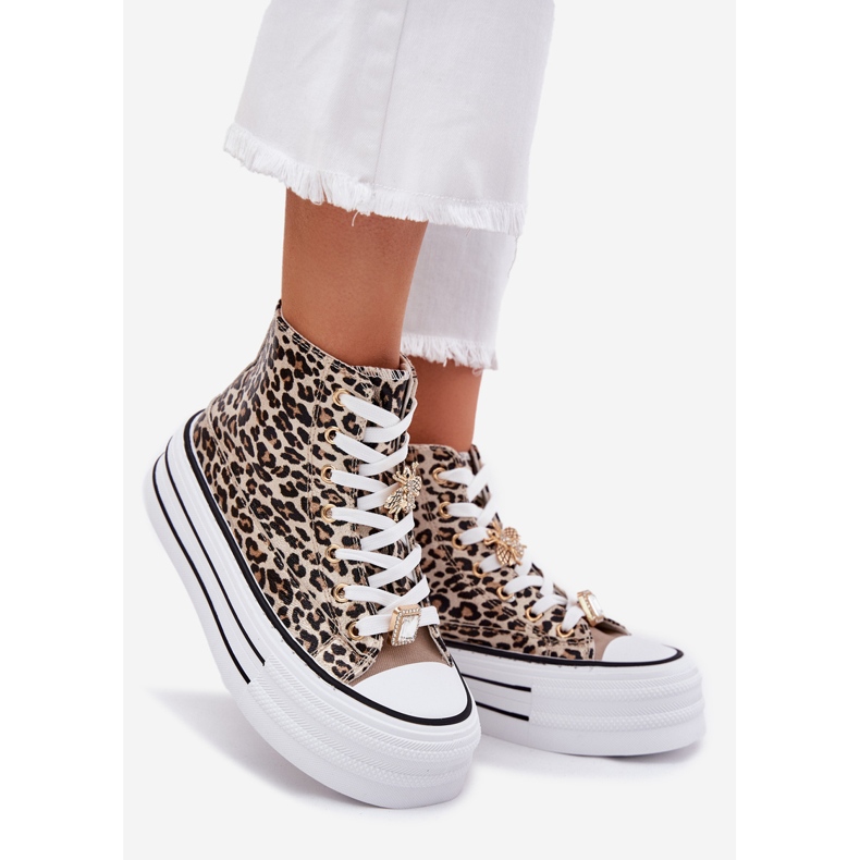 Große Turnschuhe der Frauen auf einer massiven Plattform mit Pins Leopard Leopard golden 1