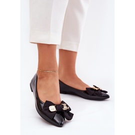 Bemalte Ballerinas mit einem Bug und einer goldenen Brosche schwarz 2