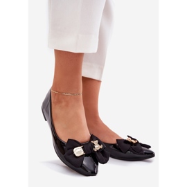 Bemalte Ballerinas mit einem Bug und einer goldenen Brosche schwarz 1