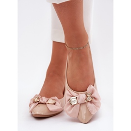 Bemalten Ballerinas mit einem Bug und einem goldenen Brosche beige 2