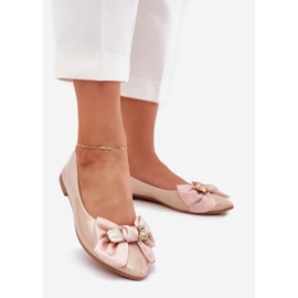 Bemalten Ballerinas mit einem Bug und einem goldenen Brosche beige 1