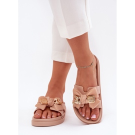 Damenschuhe mit einem Bug und einem goldenen Brosche beige 2