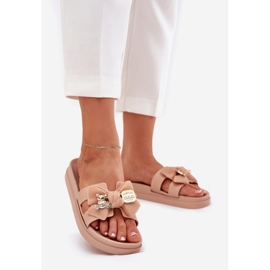 Damenschuhe mit einem Bug und einem goldenen Brosche beige 1