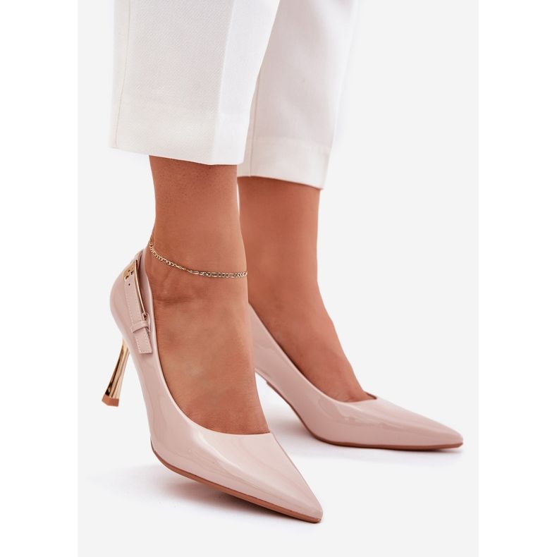 Lackierte Absätze mit einer goldenen beige Klemme 1