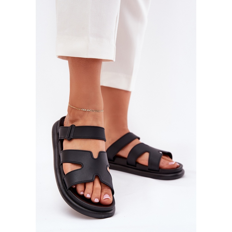 Frauen -Gummi -Hausschuhe mit einem schwarzen Gürtel 2