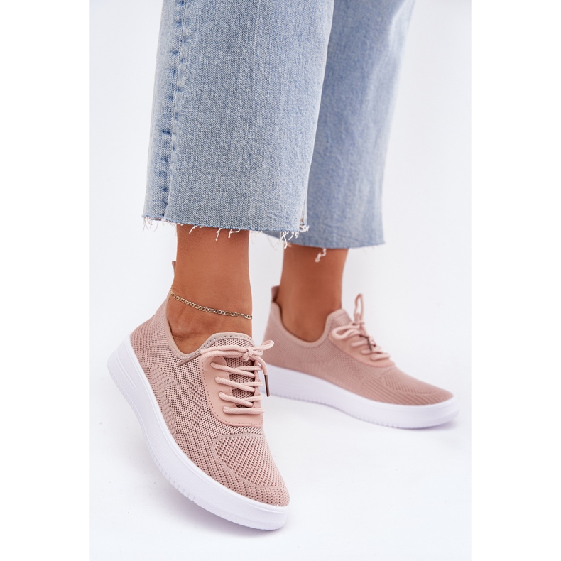 Material schockierte Sportschuhe auf der rosa Plattform der Frauen 2