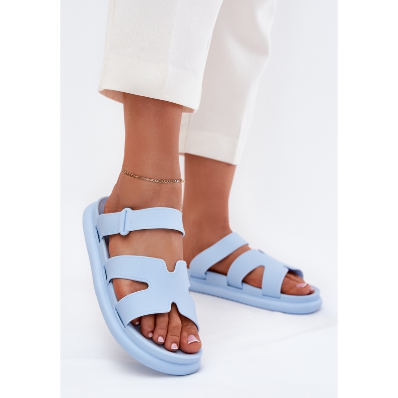 Frauengummi -Flip -Flops mit einem blauen Gürtel 2