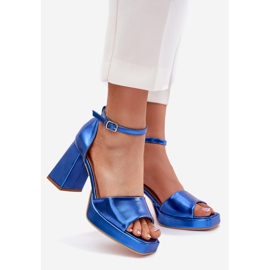 Bemalt Frauensandalen auf dem blauen Pfosten 1