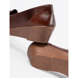 Braune niedrige Schuhe mit einem Bogen 2