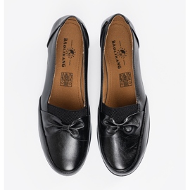 Schwarze Schieberschuhe mit einem Bogen 2