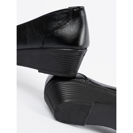 Schwarze Schieberschuhe mit einem Bogen 1