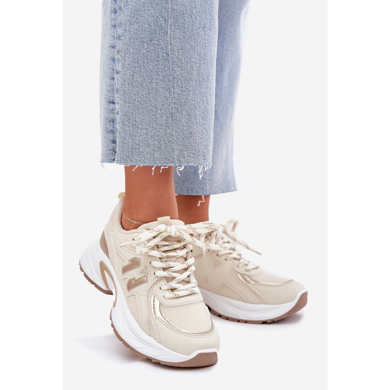Frauen -Sneaker auf einer massiven beige Sohle 1