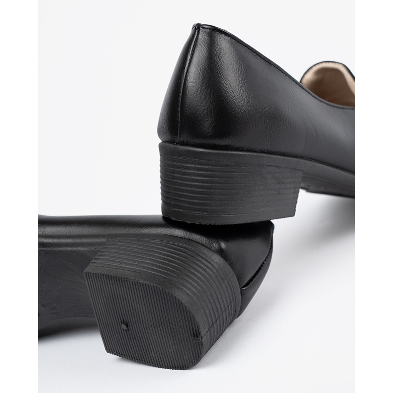 Schwarze Frauen mit niedrigen Schuhen 1