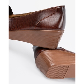 Shelvt Schuhe auf einem niedrigen Keil braun 1