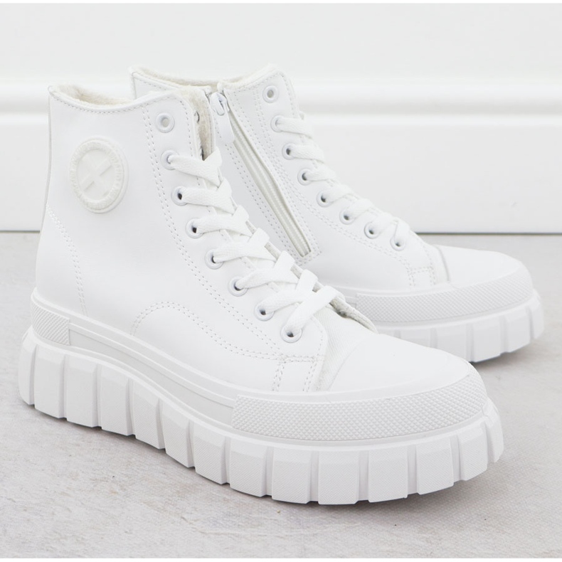 Hoch -Turnschuhe isoliert auf der White News -Plattform 9152 weiß 2