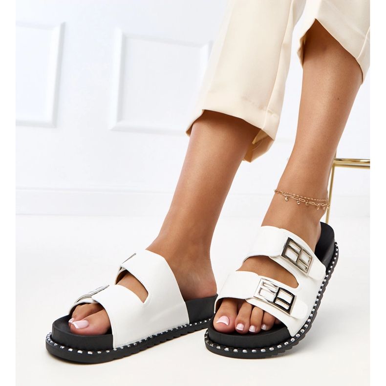 Weiße Flip Flops auf der Blau -Plattform 1