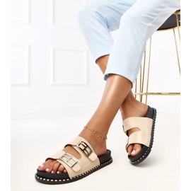 Beige Flip Flops auf der Blau -Plattform 1