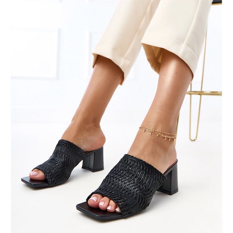 Schwarze Hausschuhe auf dem Pfosten mit geflochtenen Gamboa -Streifen 1