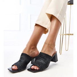 Schwarze Hausschuhe auf dem Pfosten mit geflochtenen Gamboa -Streifen 2