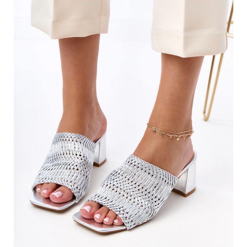 Silver Flip Flops auf dem Pfosten mit geflochtenen Gamboa -Streifen silber- 2