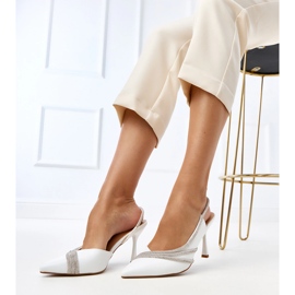 Weiße Sandalen mit einer offenen Ferse mit Zirkonen Lura 2