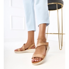 Beige Sandalen auf einem niedrigen Keilverkado 2