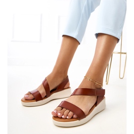 Braune Sandalen auf einem niedrigen Keilverkado 1