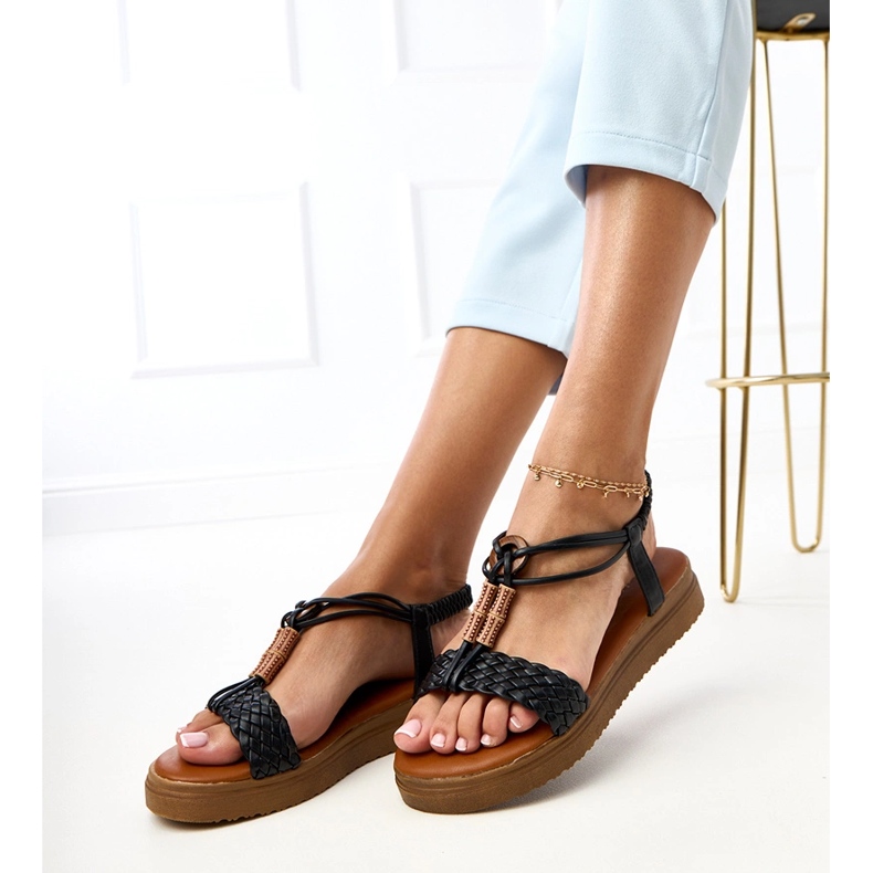 Schwarze Sandalen mit einem geflochtenen Kerya -Gürtel 2