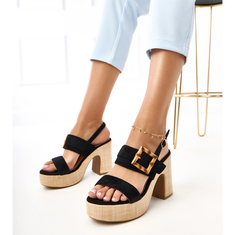 Schwarze Sandalen auf dem Pfosten mit Elevira -Klemme dekoriert 1