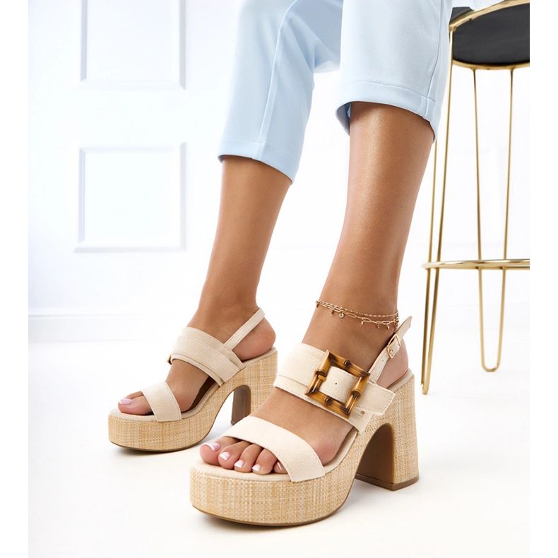 Beige Sandalen auf dem Pfosten mit Elevira -Klemme dekoriert 1