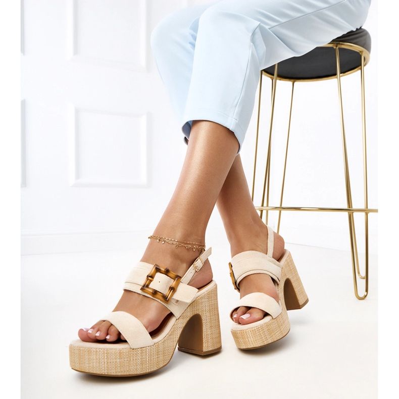 Beige Sandalen auf dem Pfosten mit Elevira -Klemme dekoriert 2