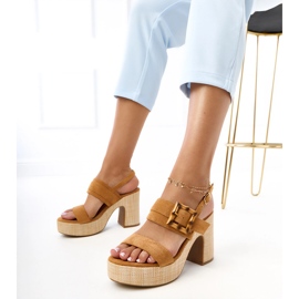 Braune Sandalen auf dem mit Elevira -Klemme dekorierten Pfosten 1