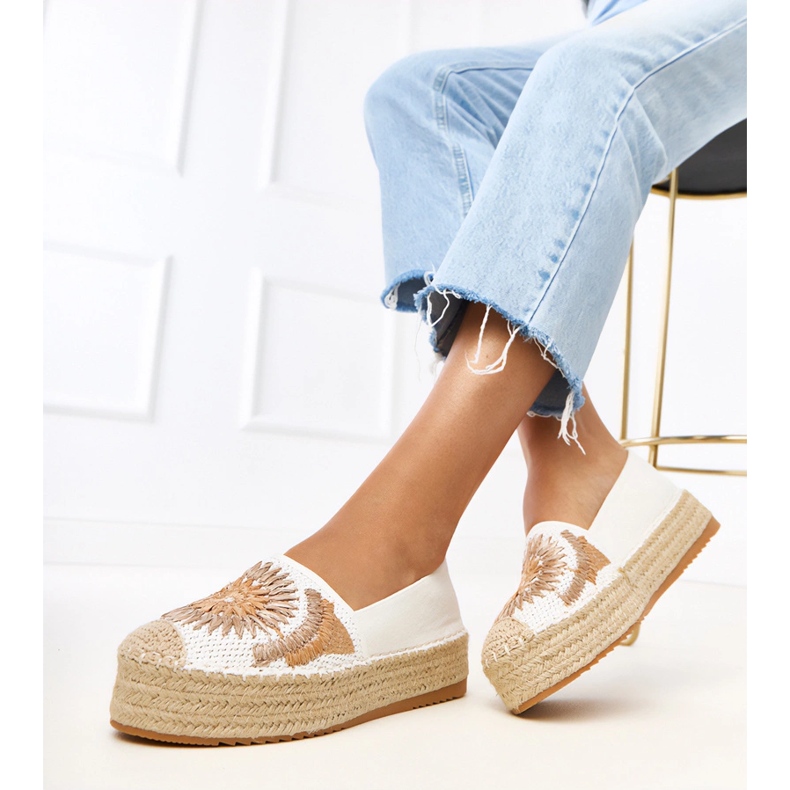 Weiße Espadrilles mit Stickerei auf der Lorin -Plattform 2
