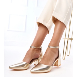 Goldene Pumpen auf dem Pfosten, der an Keriswürfel befestigt ist 2